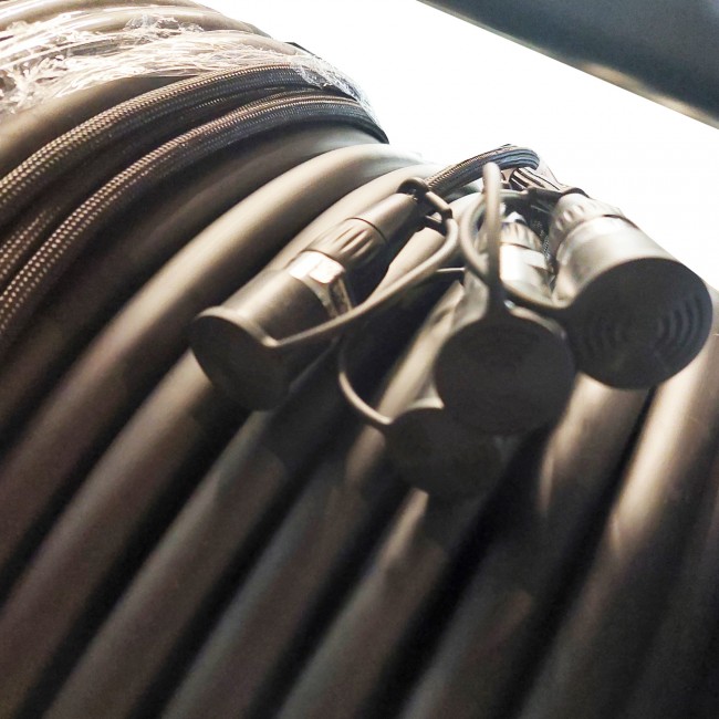 Rollo de cable profesional de 4 canales y 100 metros de largo con ruedas